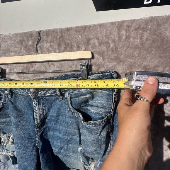 Silver jeans co Distressed Jean Shorts Women’s Boyfriend Fit Rolled Hem SZ 14 - Picture 12 of 14